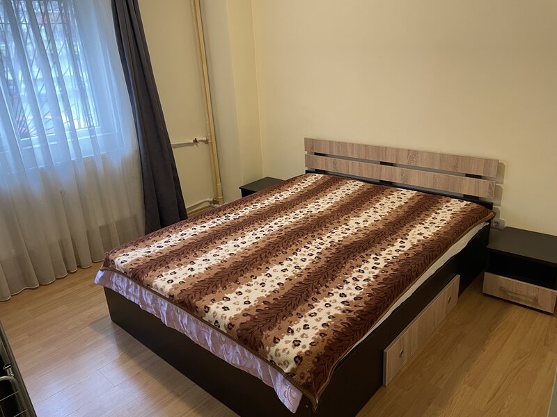 Calea 13 Septembrie intersectie cu Drumul Sarii, frizeria Abbate,