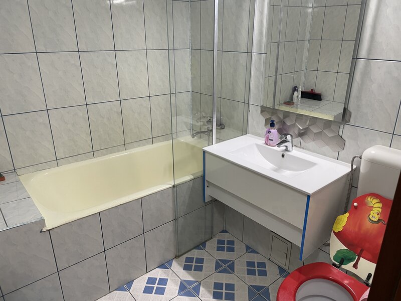 Calea 13 Septembrie intersectie cu Drumul Sarii, frizeria Abbate,