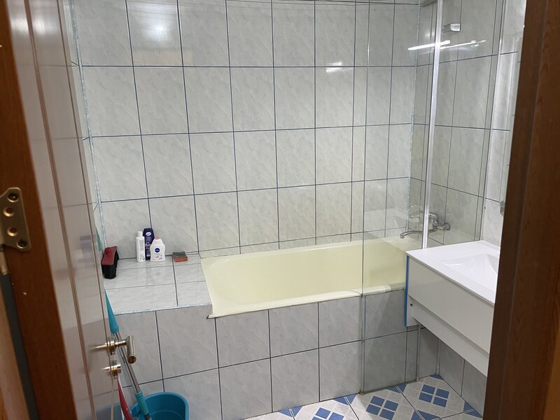 Calea 13 Septembrie intersectie cu Drumul Sarii, frizeria Abbate,