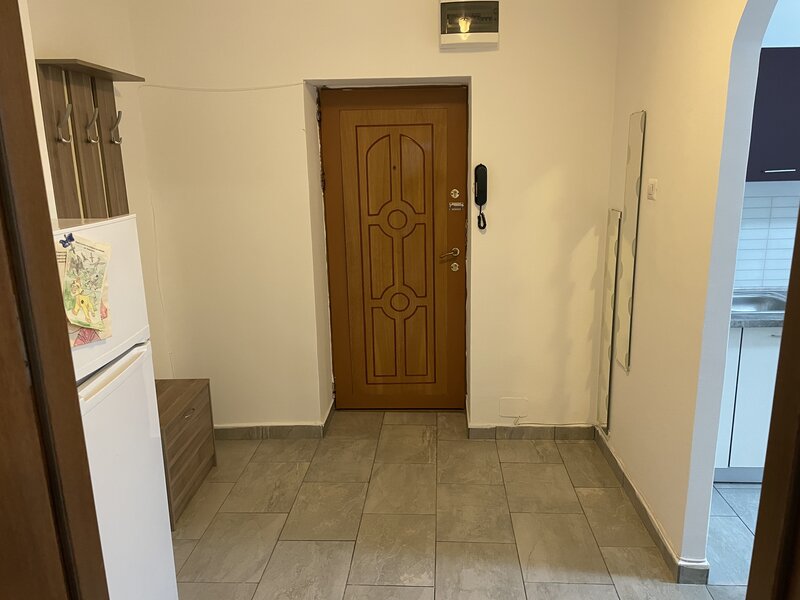 Calea 13 Septembrie intersectie cu Drumul Sarii, frizeria Abbate,