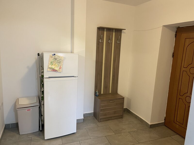 Calea 13 Septembrie intersectie cu Drumul Sarii, frizeria Abbate,